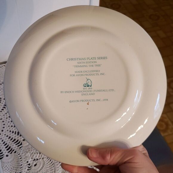 Vintage 1978 Avon Collector Plate "Trimming the Tree" - Picture 7 of 9